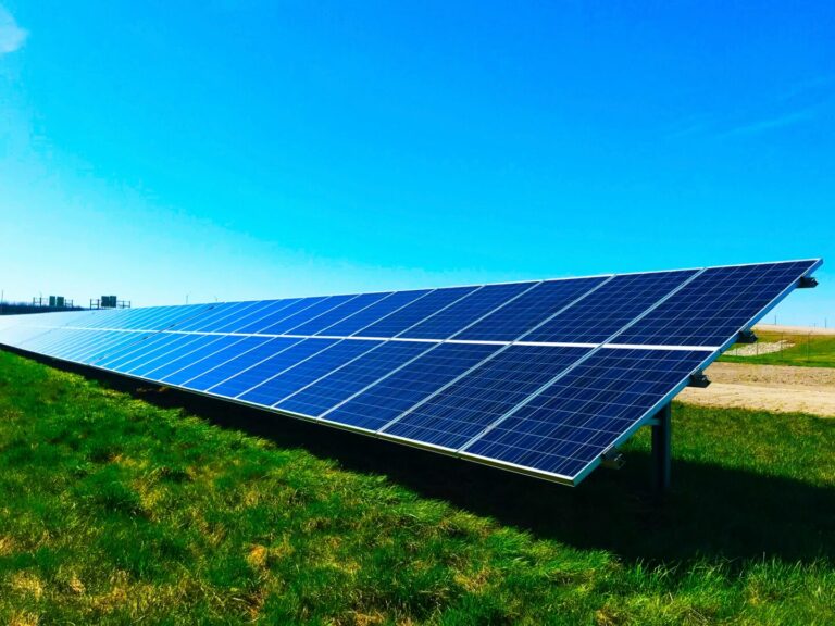 Zonnepanelen grasveld