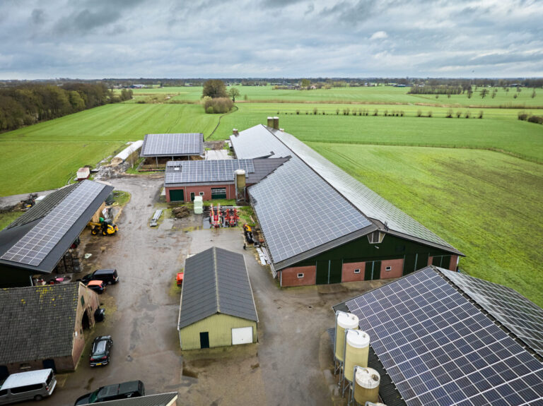 Zonnepanelen boerderij