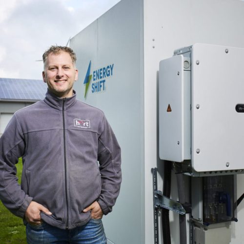 Batterijopslag-voor-een-bedrijf-1370x913